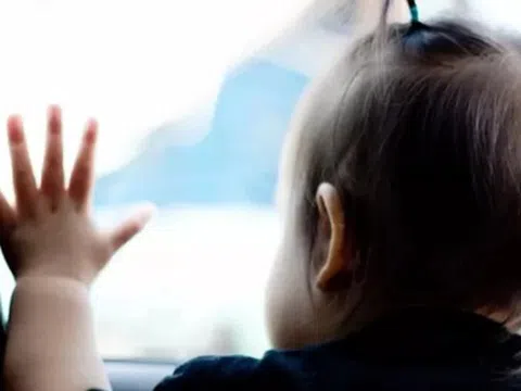 Làm sao để không bỏ quên trẻ trên ôtô?
